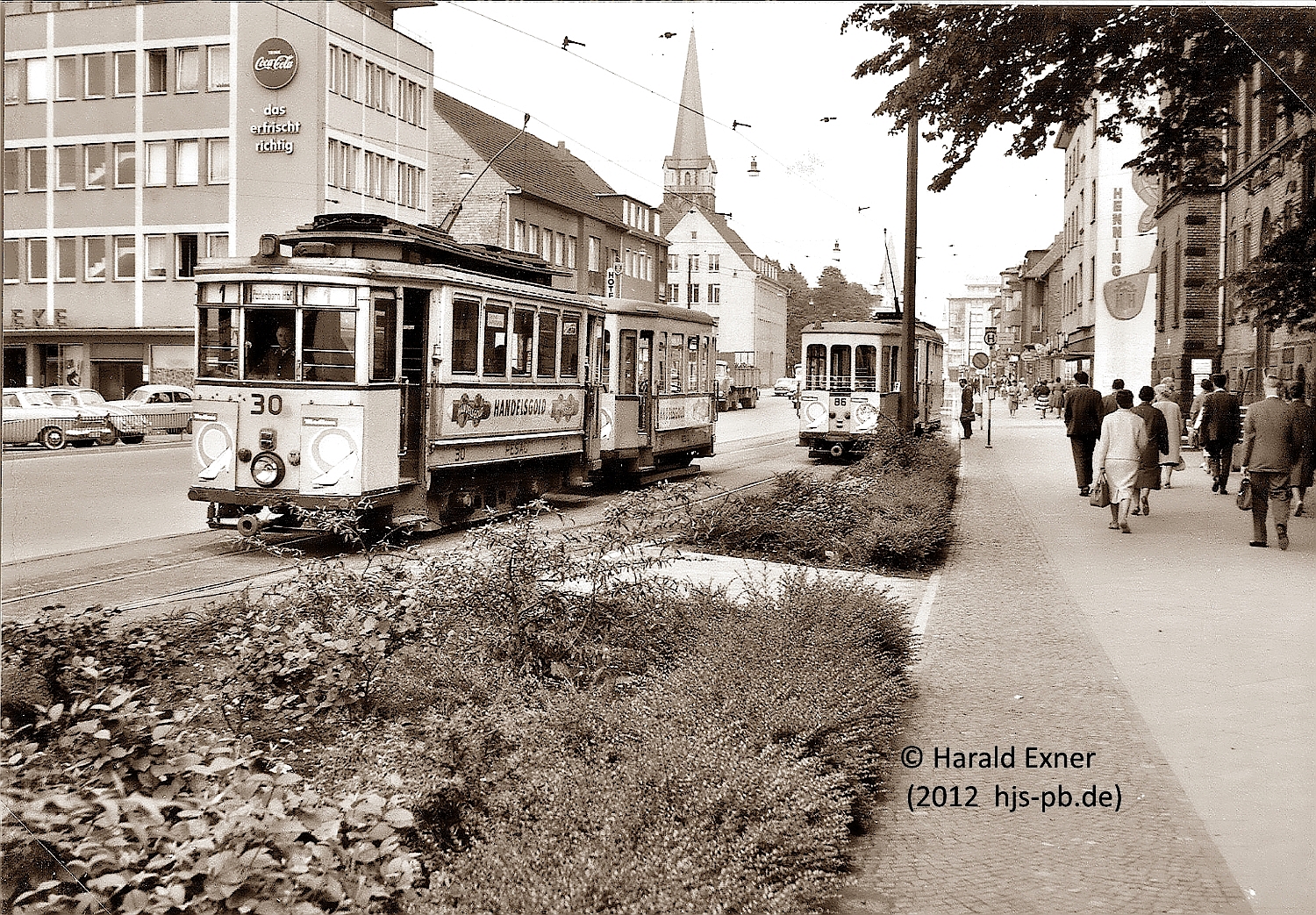 Kinder der Herz Jesu Schule; Bahnhof