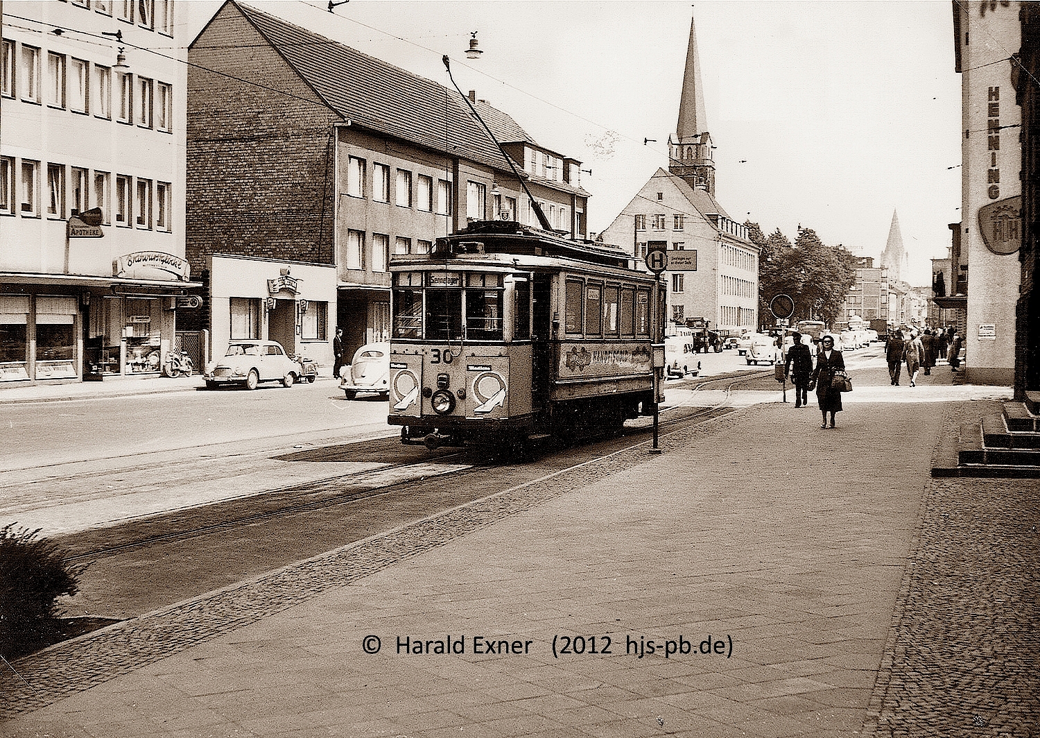 Kinder der Herz Jesu Schule; Bahnhof