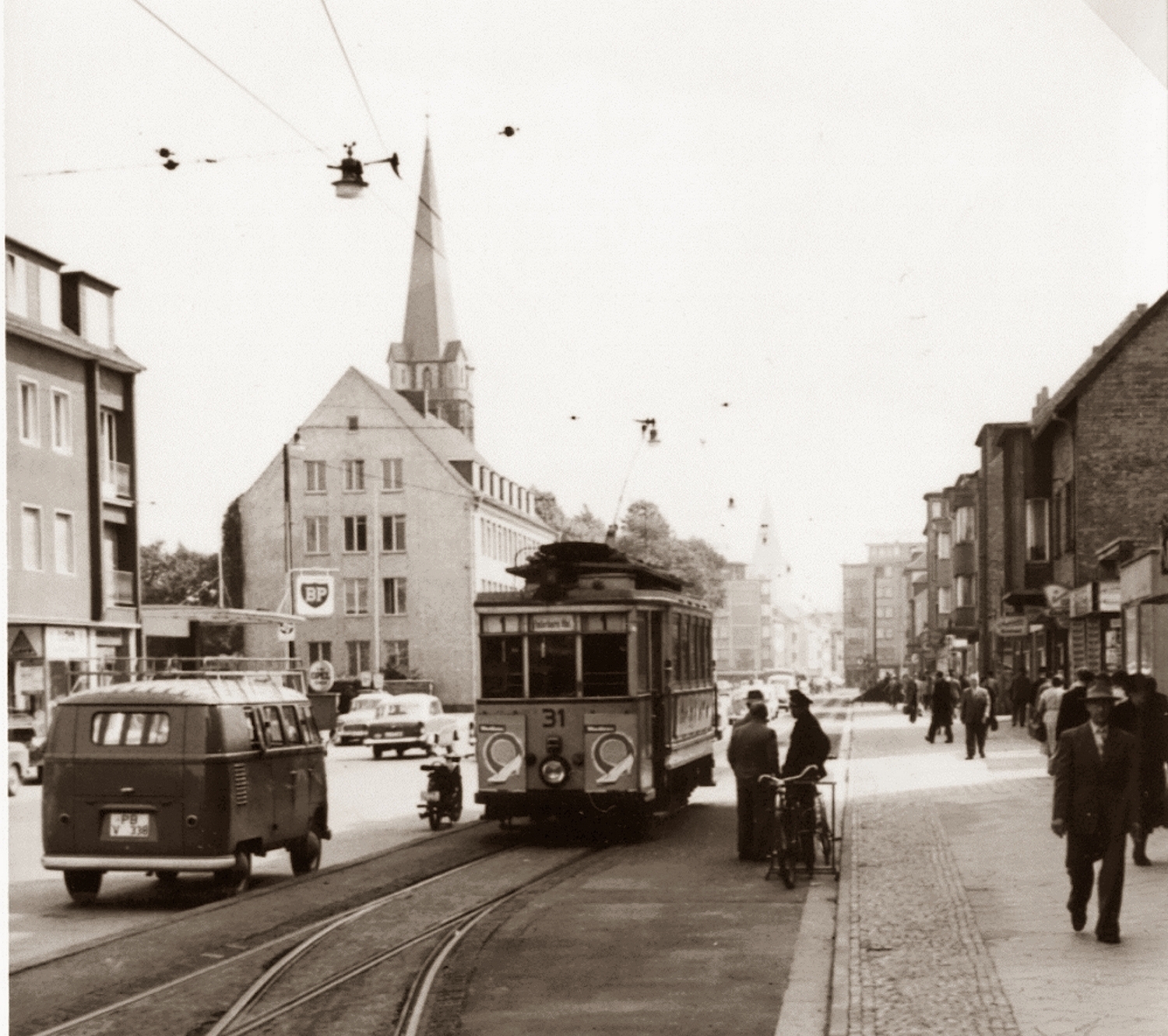 Kinder der Herz Jesu Schule; Bahnhof