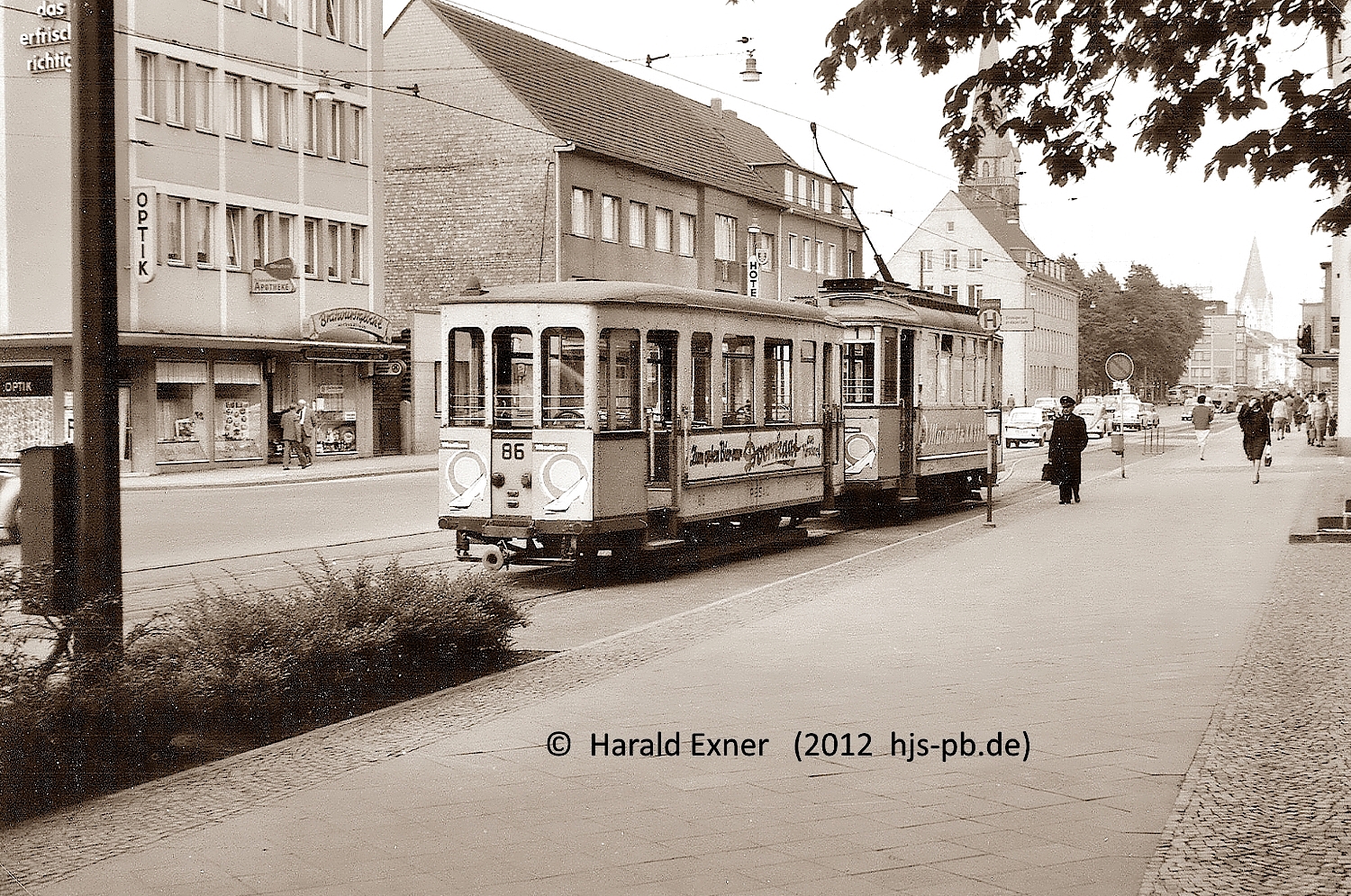 Kinder der Herz Jesu Schule; Bahnhof