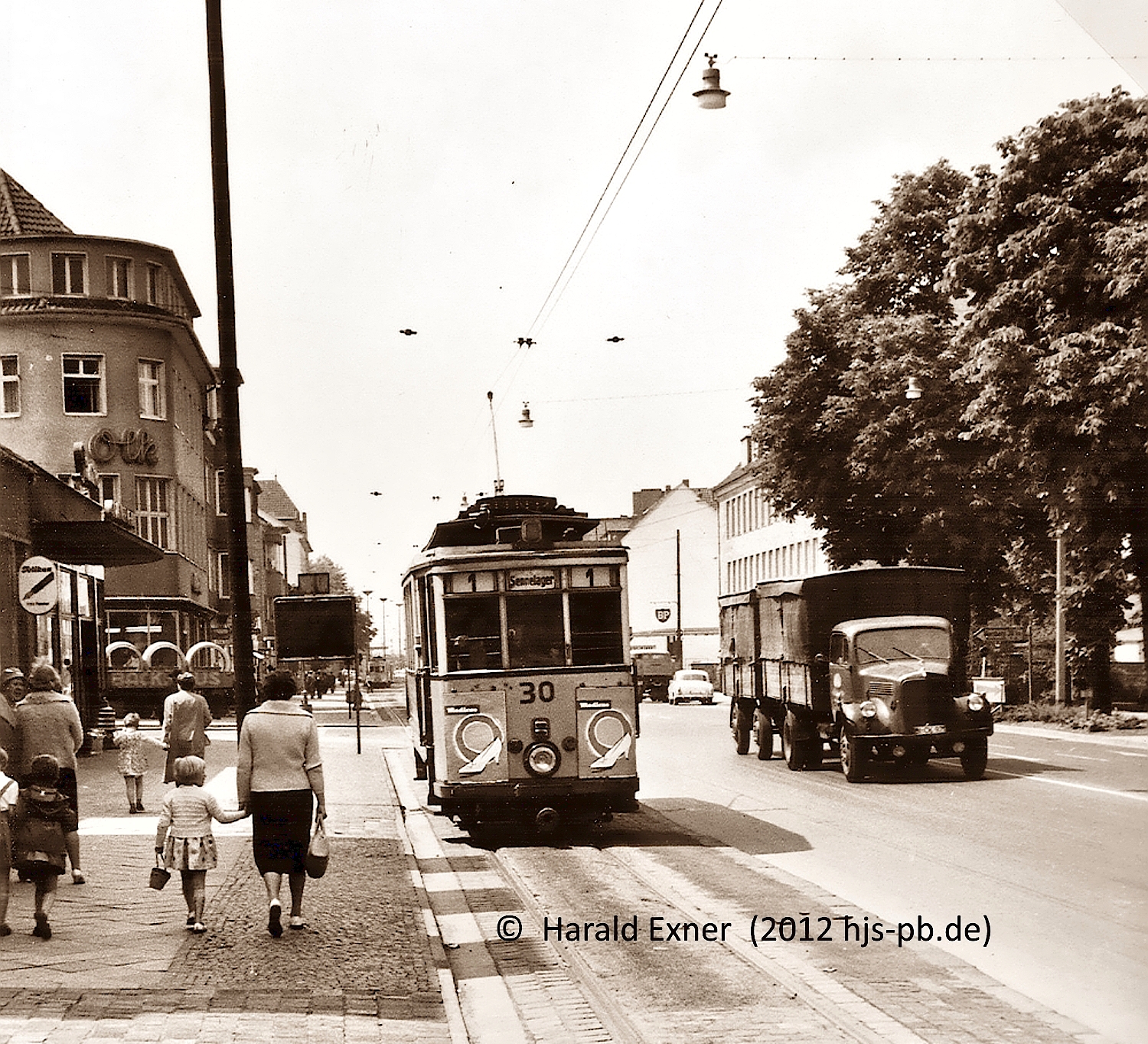 Kinder der Herz Jesu Schule; Bahnhof