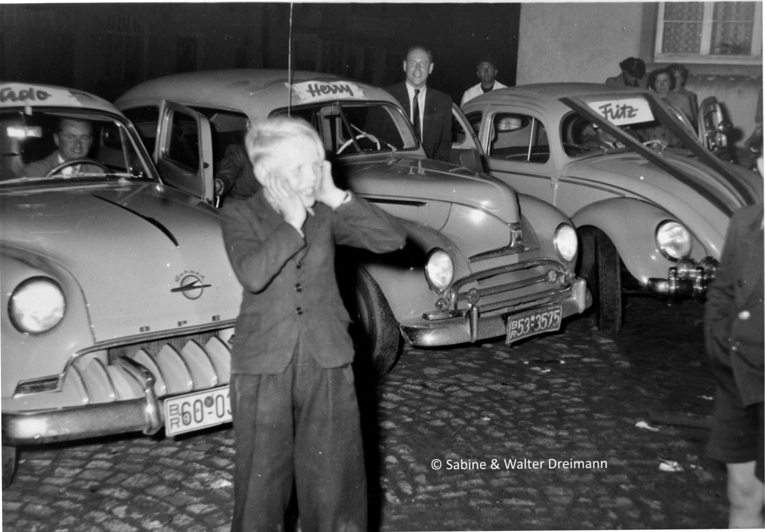 Kinder der Herz-Jesu-Schule; Schulespielen