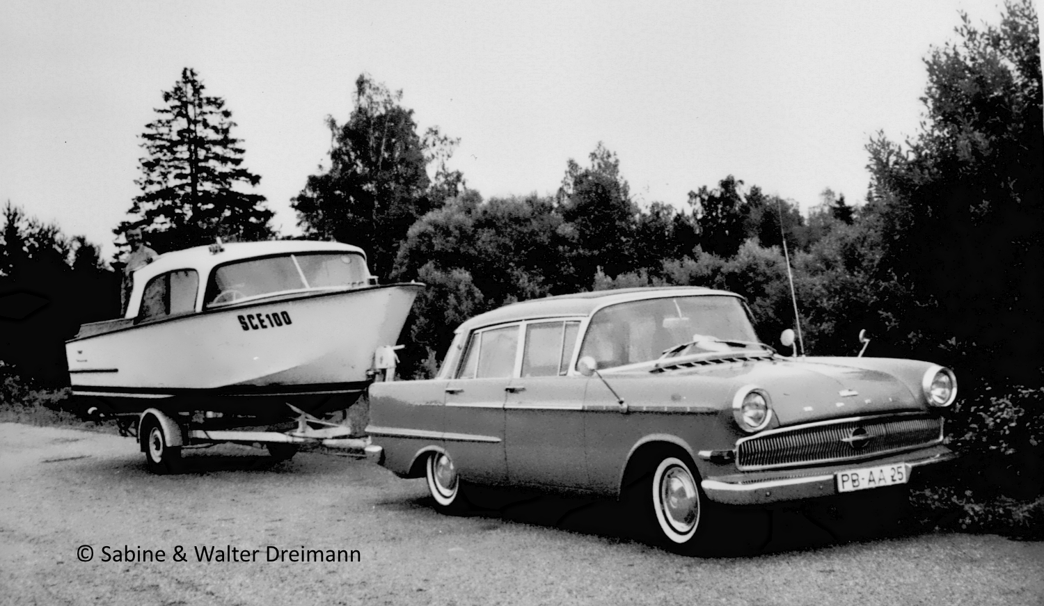 Kinder der Herz-Jesu-Schule; Schulespielen