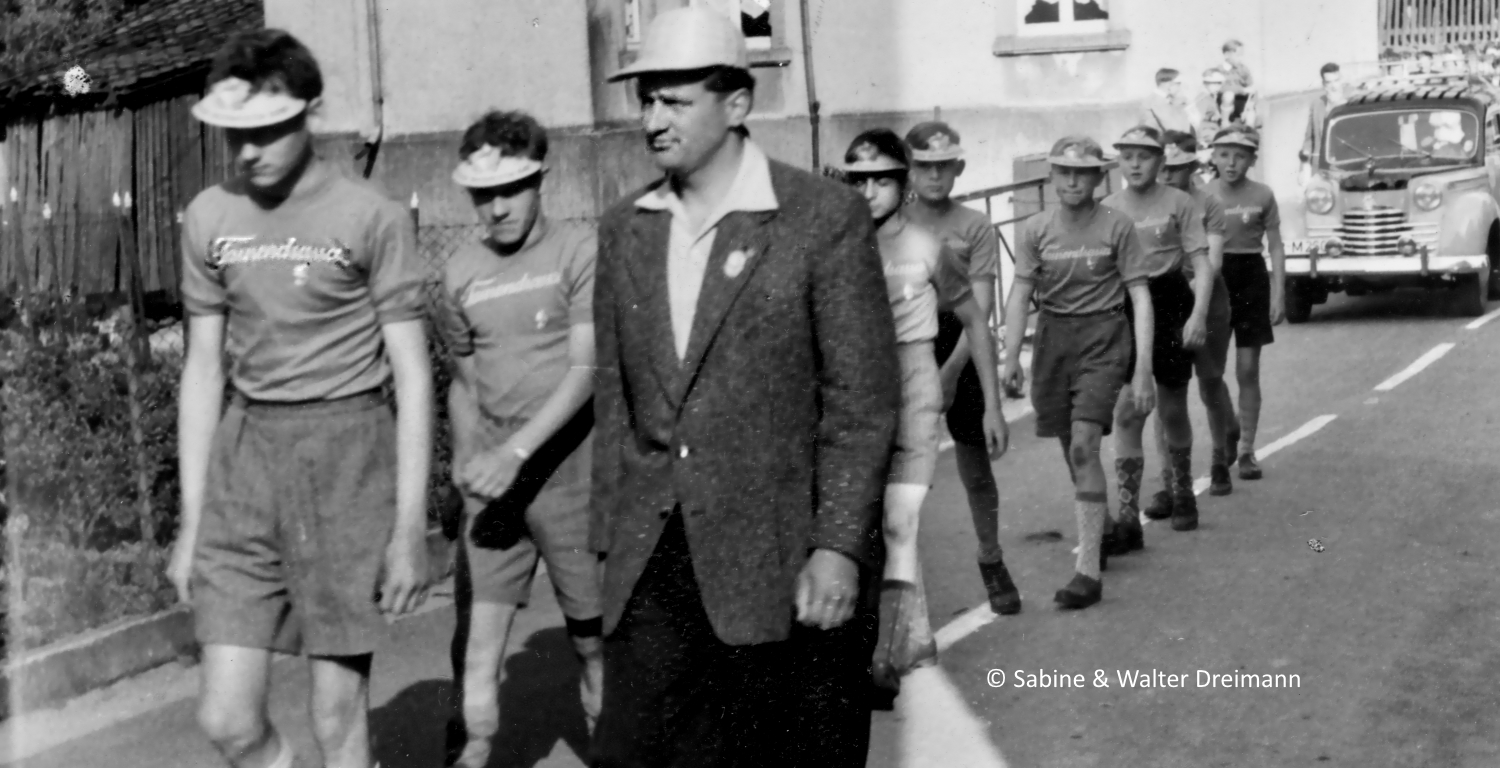 Kinder der Herz-Jesu-Schule-; Schulespielen