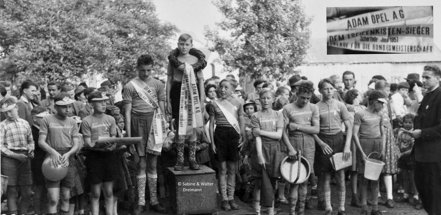 Kinder der Herz-Jesu-Schule; Schulespielen