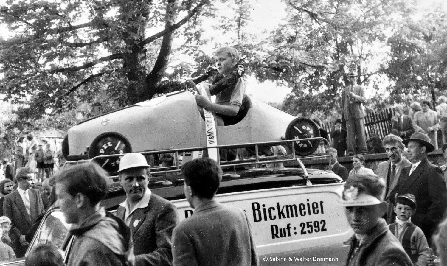 Kinder der Herz-Jesu-Schule; Schulespielen